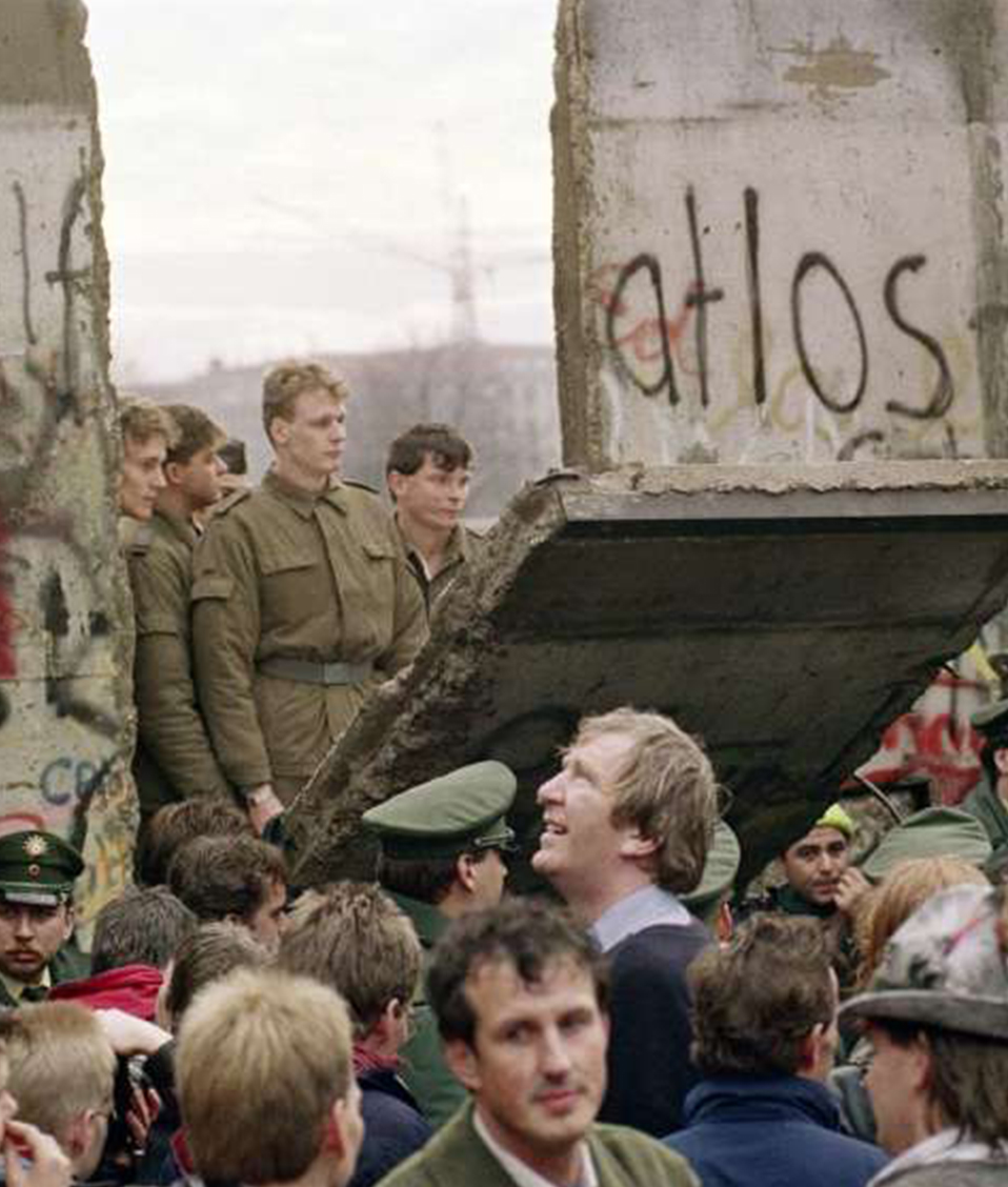 Imagen histórica que capta el momento del derribo de una sección del Muro de Berlín